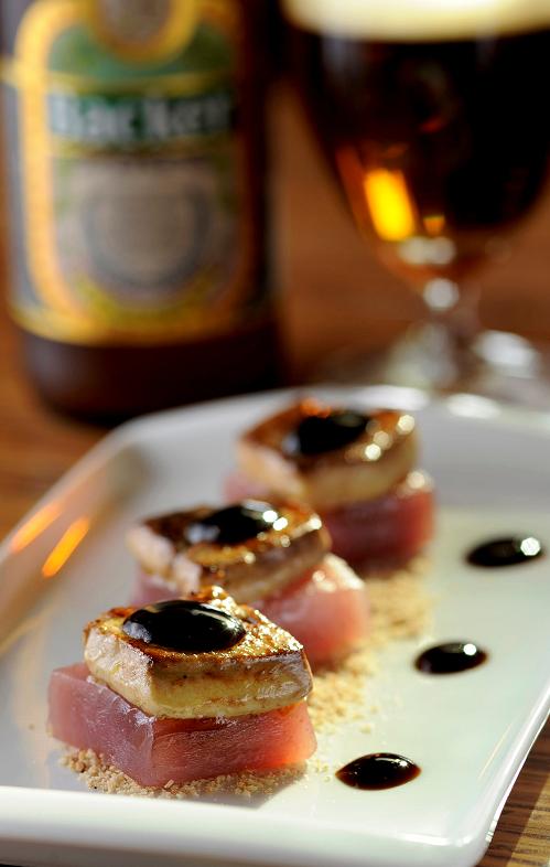 Atum, foie gras, teriaky e gergelim com cerveja Backer de Trigo