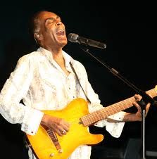 Gilberto Gil vira o ano cantando em Búzios