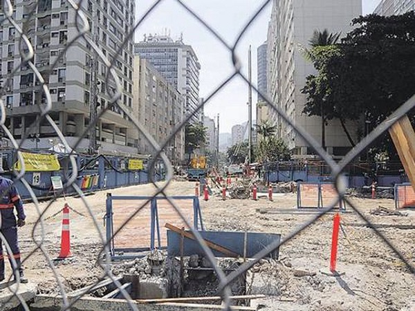 O Leblon hoje: buracos para o metrô do bairro mais caro do Rio de Janeiro