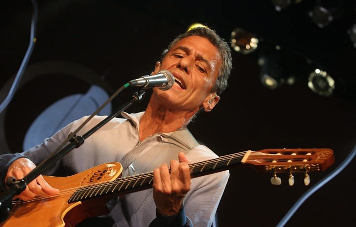 Chico Buarque canta pela Mangueira