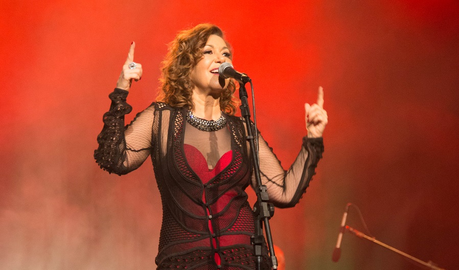 Vânia Bastos volta a cantar Caetano em turnê paulista