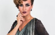 Amanda Acosta canta o musical brasileiro em show e analisa “Um país sem cultura não valoriza sua identidade”