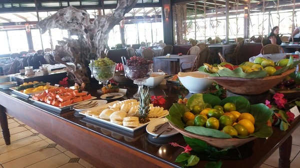 Mesa de frutas no café da manhã