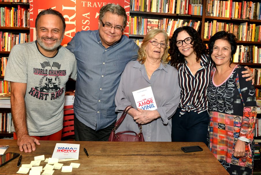 Flavio Marinho lança livro e comora 30 anos de carreira