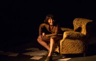 Corajoso solo de paixão teatral, “Alice” testa linguagens cênicas consagrando Cordery