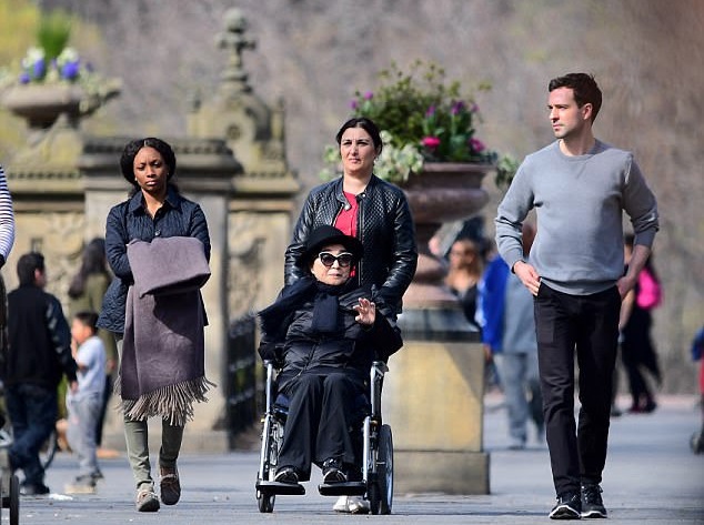 Yoko Ono passeia de cadeira de rodas e gera especulação sobre sua saúde