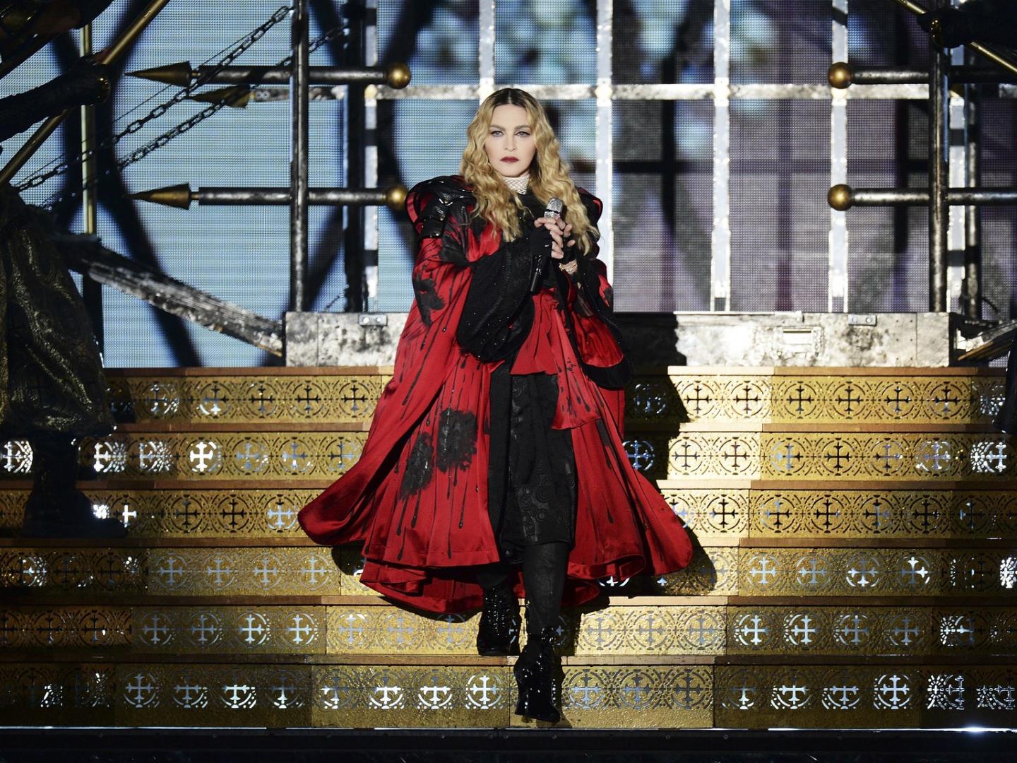 Ao completar 60 anos, Madonna transgride apenas por existir