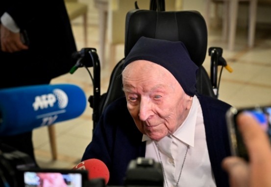 Aos 116 anos, freira mais velha da Europa se recupera da Covid