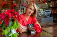 Carol Meyer lança seu primeiro livro “Ave Marias”