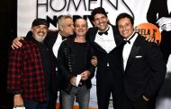 Ney Matogrosso prestigia a estreia da comédia “Homens no Divã”