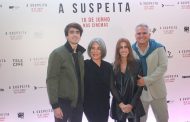 Acompanhada da família, Glória Pires participa da  première de “A Suspeita”